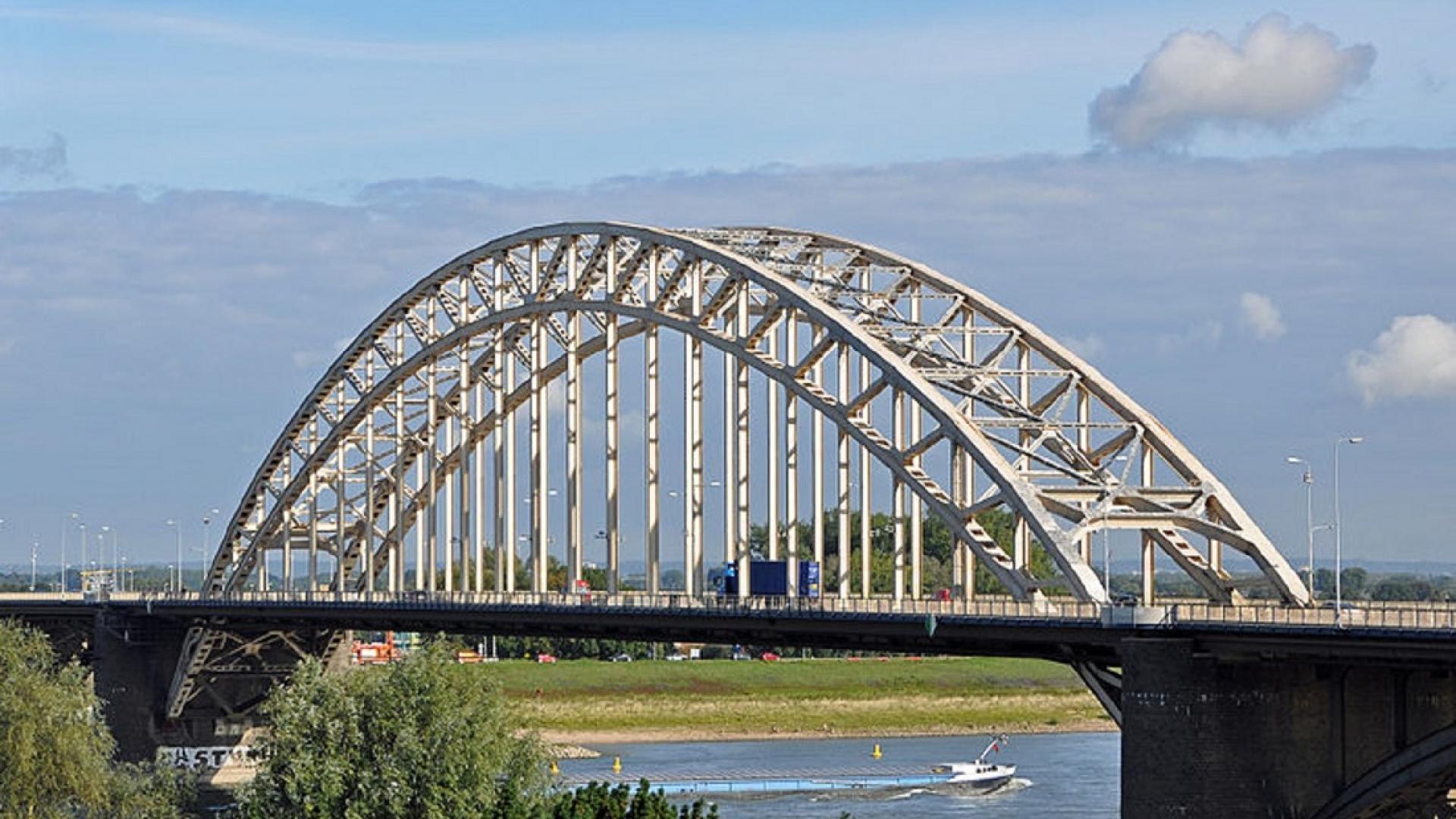 Waalbrug pepertje.jpg